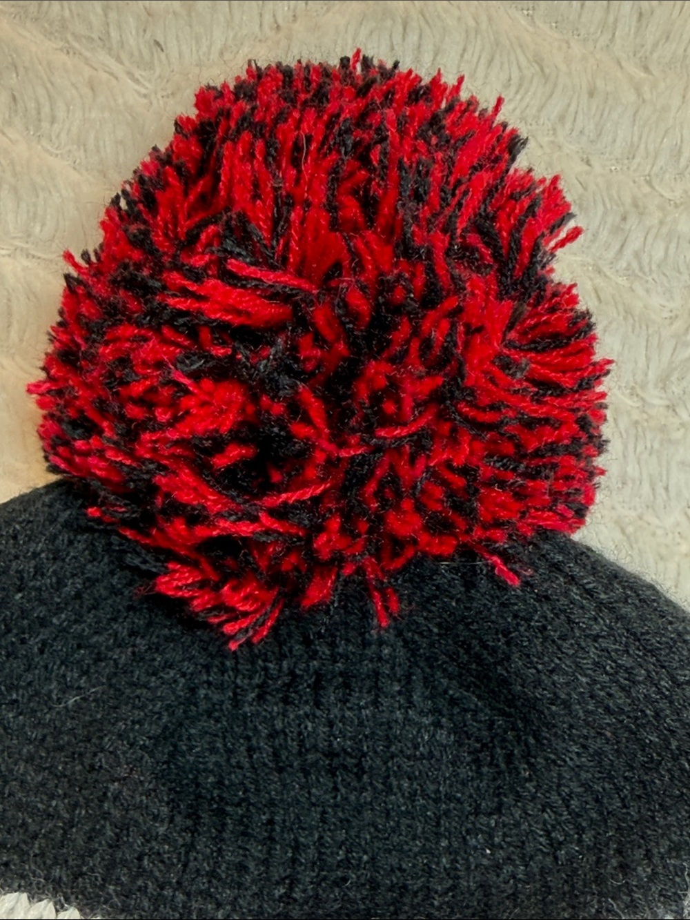 Boston Black & Red Warm Acrylic Knit Pompom Unisex Winter Hat Beanie - Picture 3 of 6